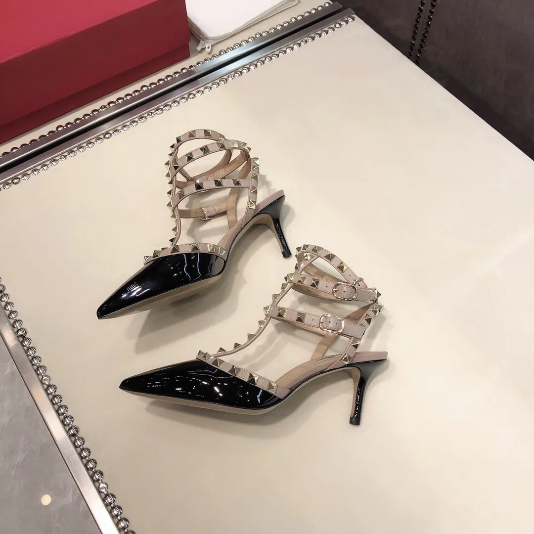 👟👟Ex-factory price P👟👟Ex-factory price P560👟👟 Valentino/Valentino rivet VT classic! Purchase the original version and get a 1:1 top-quality replica! Exquisite hawk beak toe, perfect side arc, original molded custom-made rust-free rivets, one-piece injection molded midsole, and Italian-imported Grade A leather outsole, giving you a genuine foot feel! The first choice for high-end customers to purchase ❤️ [Material] 👑 Upper: top imported cow patent leather/fetal cow leather 👑 Inner lining: original imported mixed goat leather 👑 Outsole: Italian A-grade genuine leather outsole [Color] Full range of 9⃣️ colors ▪️ Patent leather 7 colors: black, white, nude, red, pink, taro purple, light blue ▪️ Fetal cow leather 2 colors: black, haze blue [Heel height]▪️Flat bottom without straps ▪️Flat bottom with straps ▪️6.5cm three-strap mid heel ▪️8.5cm two-strap high heel [Number of yards] 35-39 [34, 40 41 42 customized and non-returnable] [Packaging] 🎁 Equipped with original packaging